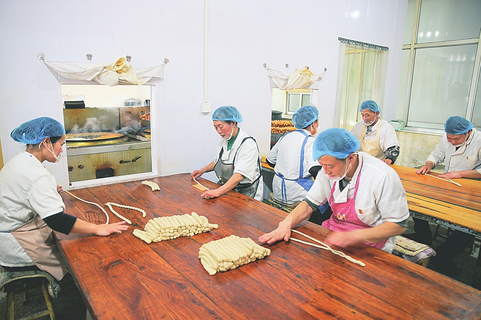 【山西经济日报】工人们正精心制作特色麻花,畅销全国各地 【山西经济日报】工人们正精心制作特色麻花,畅销全国各地